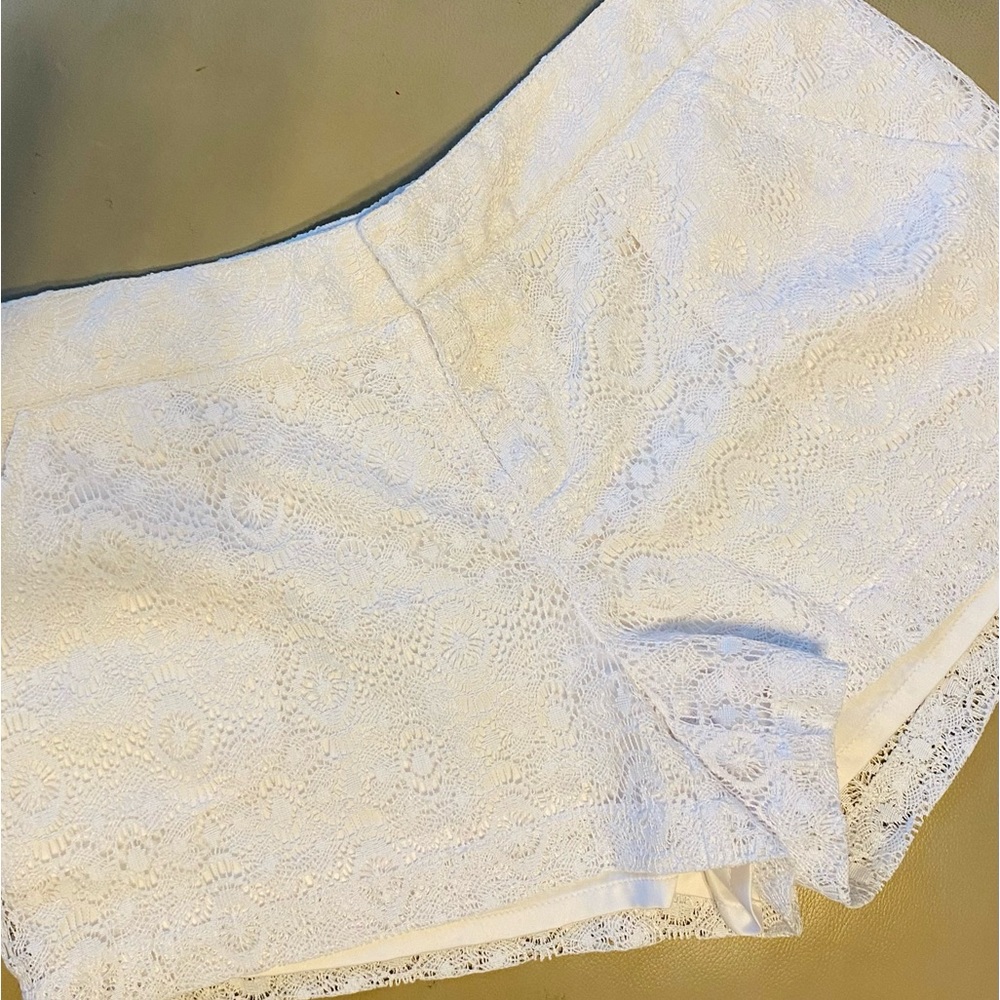 GUESS White lace shorts NWOT